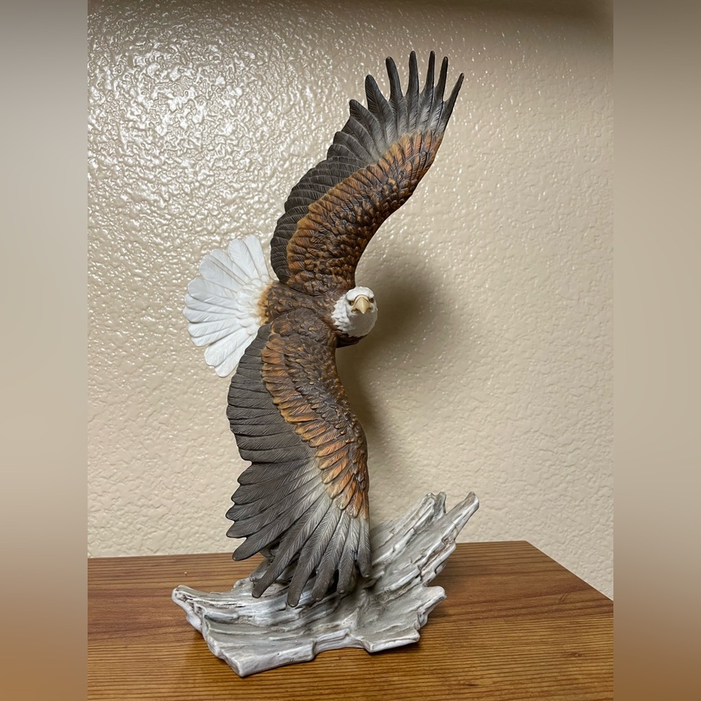 Beautiful, Classic Porcelain, 1993 Homco Soaring Retired Eagle 12.5 inch.